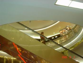 Эскалатор в магазине.