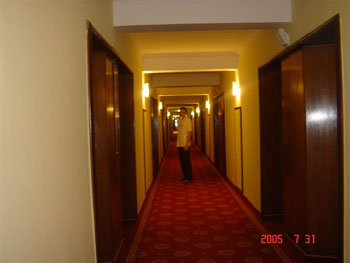 В коридоре.